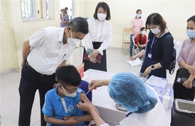 Phó Chủ tịch UBND Huyện Nguyễn Đức Hồng kiểm tra công tác tiêm vắc xin phòng COVID-19 cho trẻ từ 5 đến dưới 12 tuổi